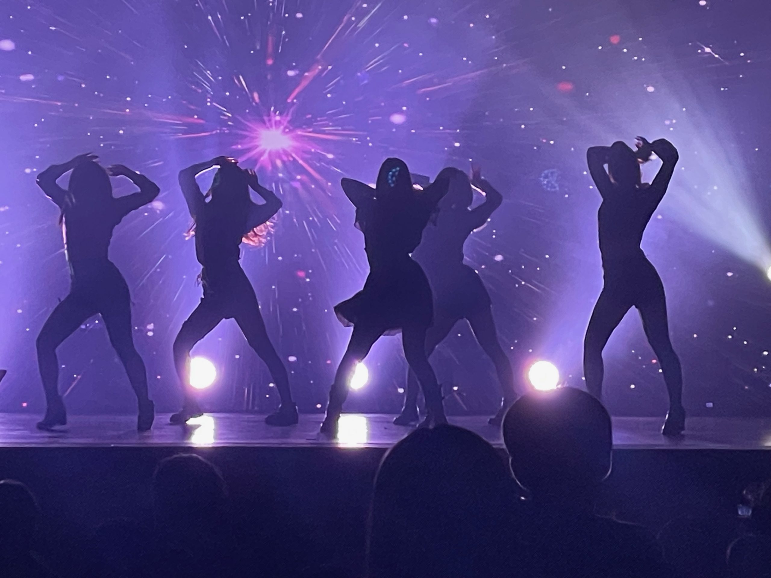 紫色の照明の下でダンスパフォーマンスを披露するK-POPカバーダンサーたち。みにちゅん名古屋 vol.10 のステージシーン