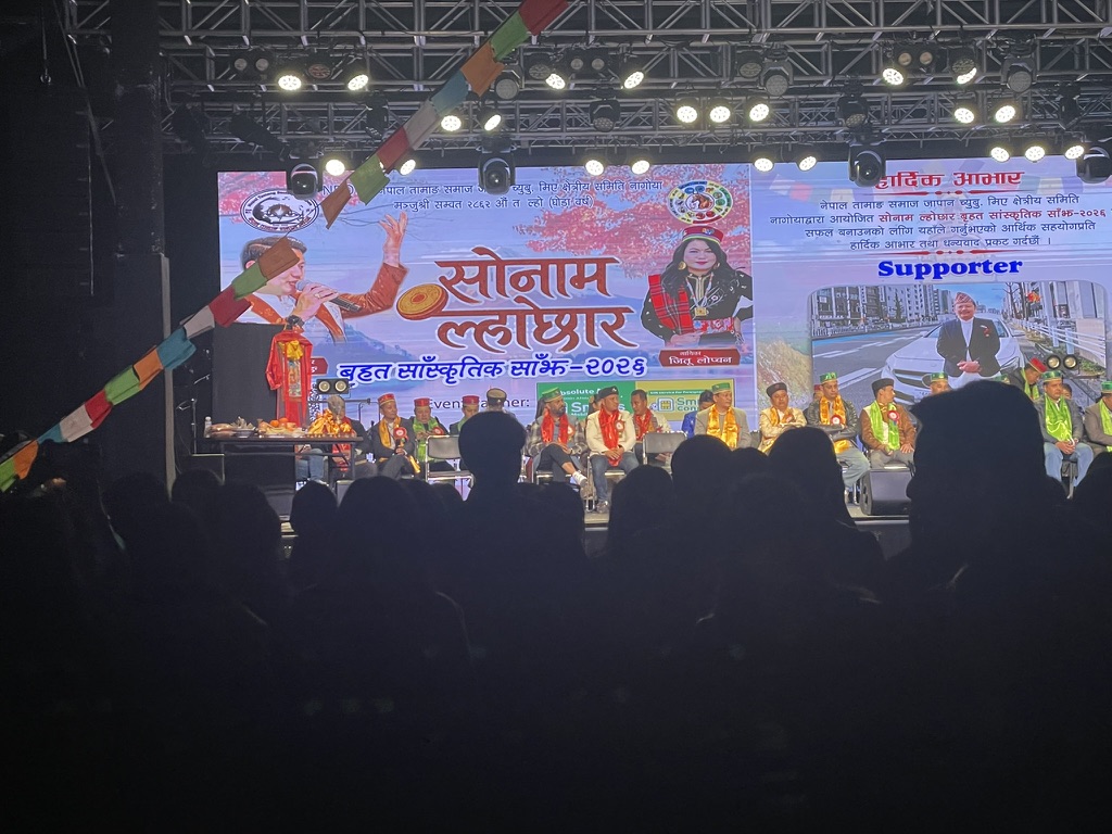 ネパール・タマン民族祭のステージでJeetu Lopchanとビショー・ドンが伝統音楽ライブを演奏。 ステージ奥にはLED大型ビジョンでスポンサーロゴが投影されている